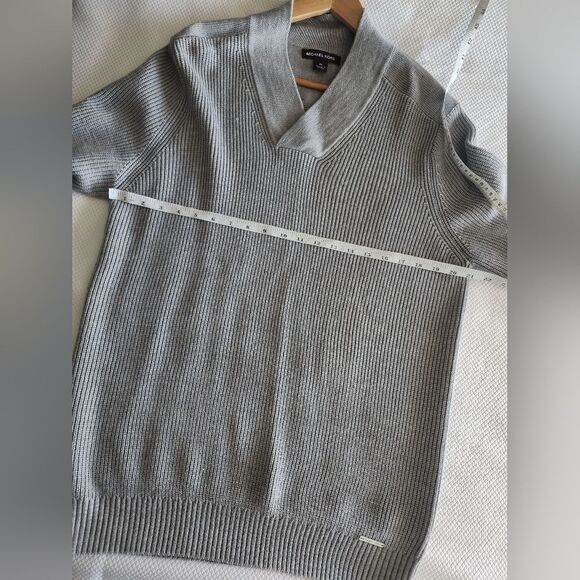 Michael Kors Gray V-Neck Sweater with Soft Texture and Relaxed Fit wool blend - Picture 4 of 8